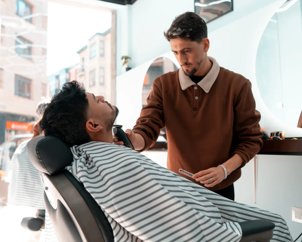 Perfilado de barba a máquina en Ibra & Company, Las Arenas (Getxo)